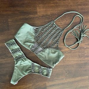 Acacia set in Olive